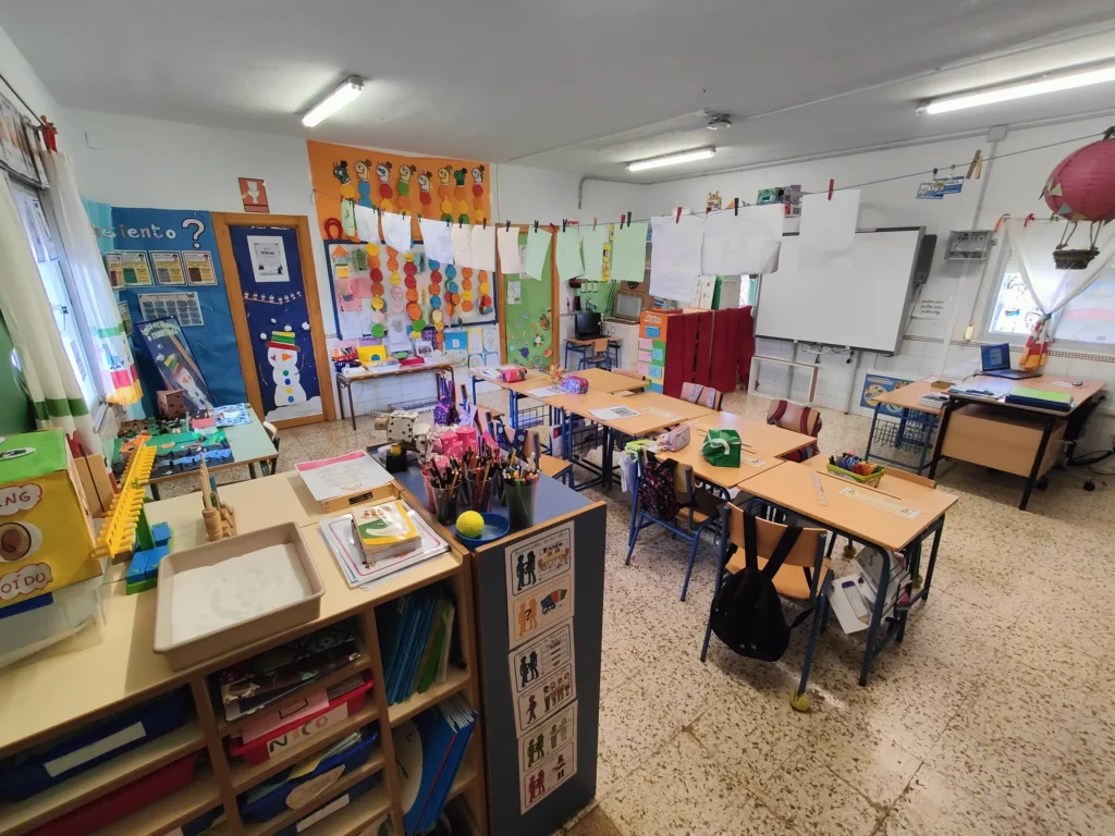 Aula y escritorio del profe CEIP Santa Ana Alhaurín de la Torre